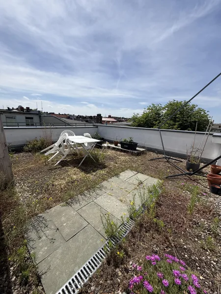 Frisch sanierte Altbauwohnung mit Dachterrasse im Herzen des beliebten Bergmannkiezes — photo 1